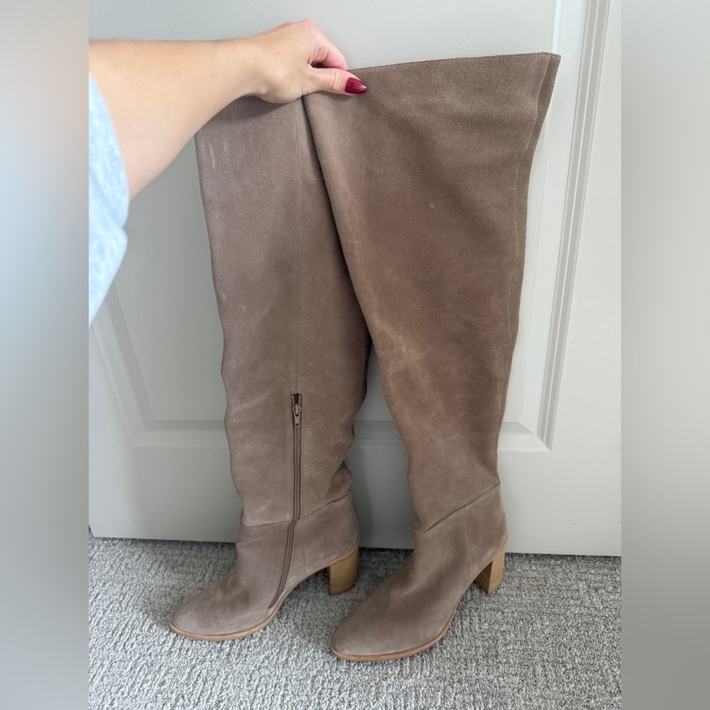Elegant Tan Women's Boots